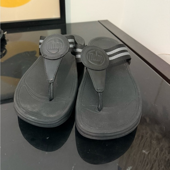 FitFlop Walkstar  Toe Post Sandals Women's Black Slip-On Wedge Comfort Size 6 - Picture 2 of 5